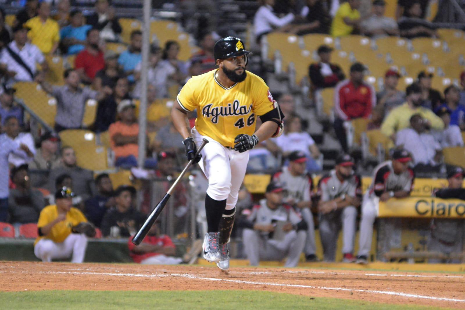 Zoilo Almonte conectó doble que remolcó dos carreras para ayudar a la victoria de las Águilas Cibaeñas ante los Leones del Escogido el 28/12/19, en la pelota invernal dominicana. (DL/Aneudy Taveras)