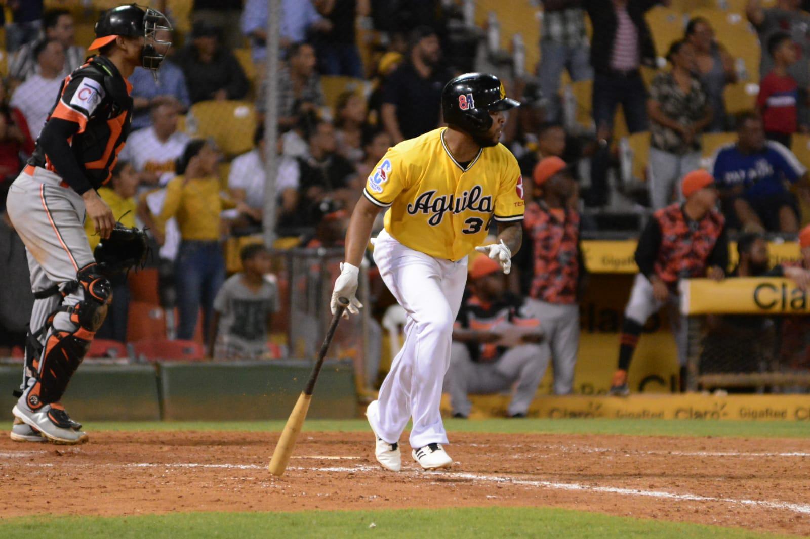 Las Águilas Cibaeñas dejaron en el terreno a los Toros del Este, para su segunda victoria en el round robin de la pelota invernal dominicana. (DL/Aneudy Tavarez).