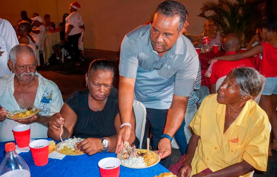 Fundación y Liga Pimentel ofrecen cena a envejecientes
