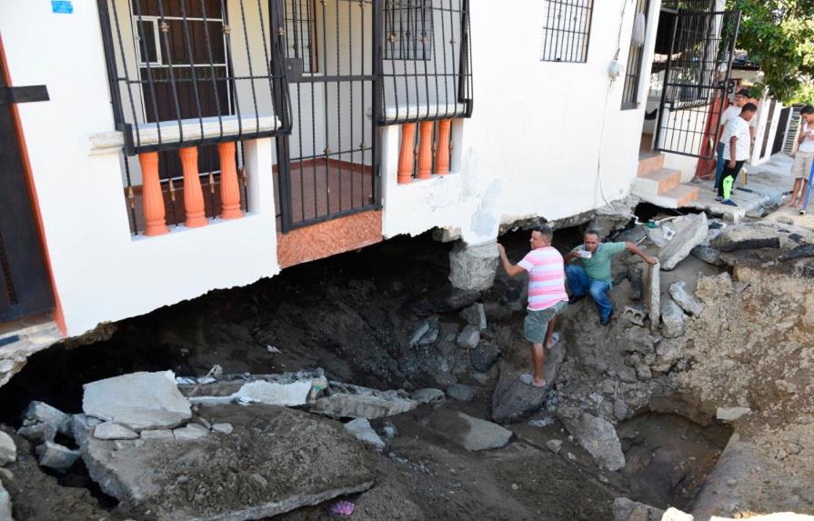 Indemnizarán familias afectadas por fuga de agua en Santiago