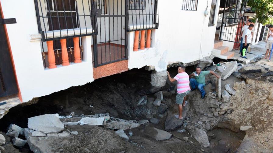 Indemnizarán familias afectadas por fuga de agua en Santiago