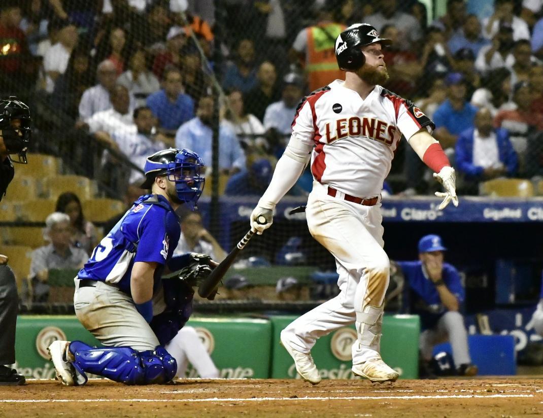 La ofensiva de Eric Filia fue clave en la victoria de los Leones del Escogido sobre los Tigres del Licey en el partido que los enfrento en el round robin de la pelota invernal, el 30/12/19. (DL/Félix León)