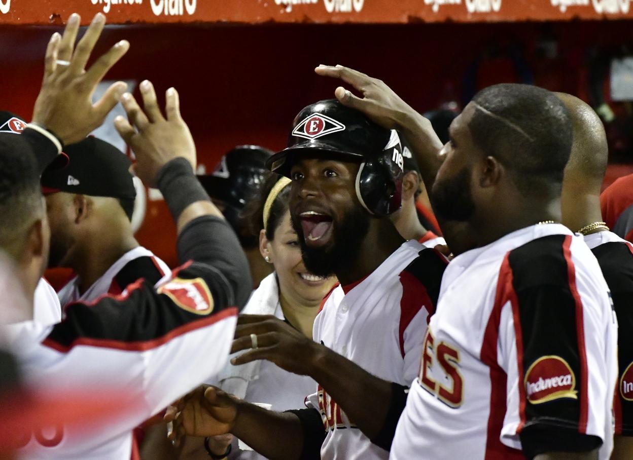 Jugadores de los Leones del Escogido felices por su triunfo sobre los Tigres del Licey en el Round Robin de la pelota invernal dominicana.