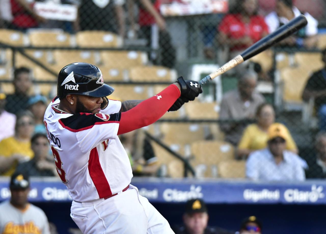 Edwin Espinal pegó sencillo que impulsó la segunda carrera para los Leones del Escogido en el cuarto episodio del partido que enfrentó su equipo las Águilas Cibaeñas. (DL/Félix León)