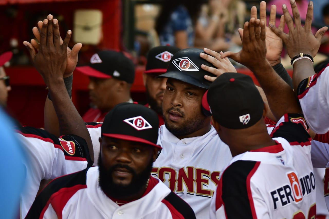 El cubano Yasmany Tomás es felicitado por sus compañeros de Leones del Escogido.