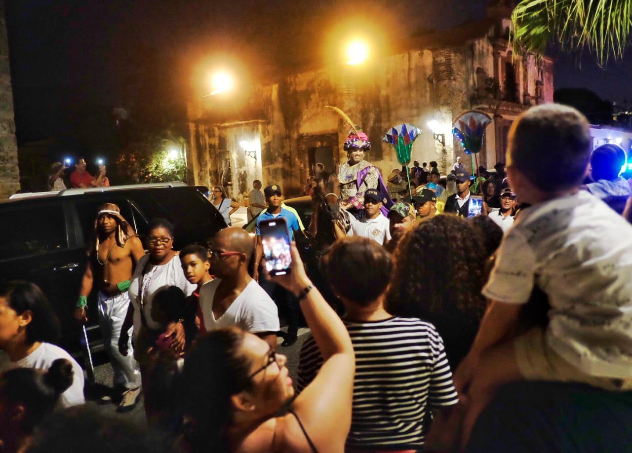 La gente hizo el trayecto hasta la Plaza Montesinos caminando con los Reyes.