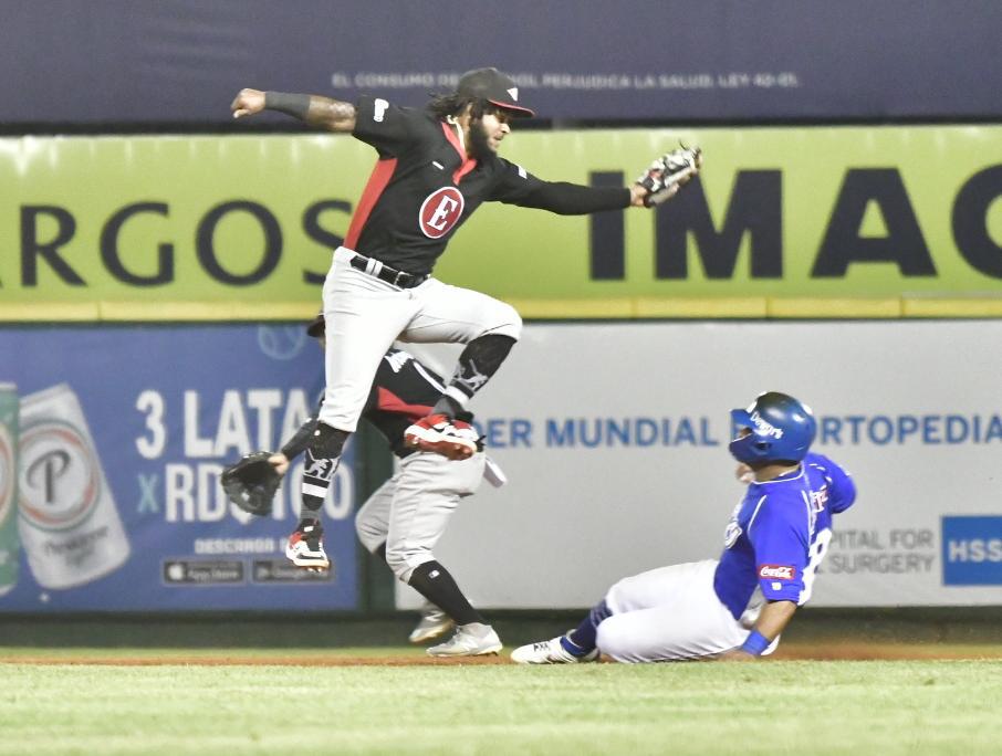 Acción en el partido entre los Leones del Escogido y los Tigres del Licey en la jornada dominical del round robin del torneo de pelota invernal . (DL/F. León)