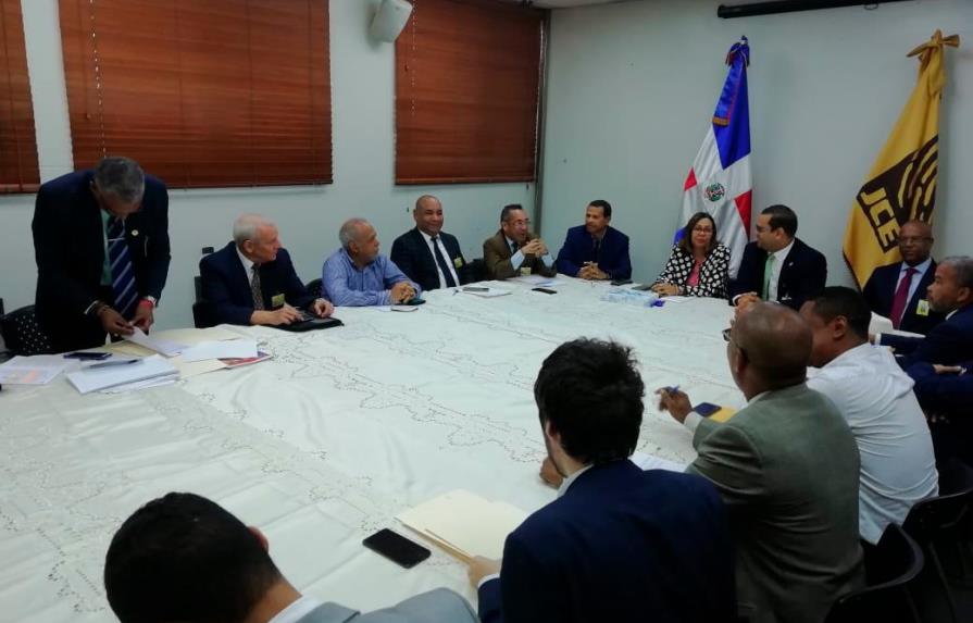 Delegados de partidos y técnicos JCE ultiman detalles de boleta que se utilizarán en las municipales 