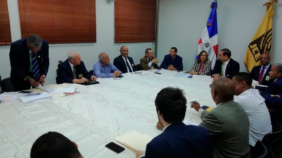 Delegados de partidos y técnicos JCE ultiman detalles de boleta que se utilizarán en las municipales 