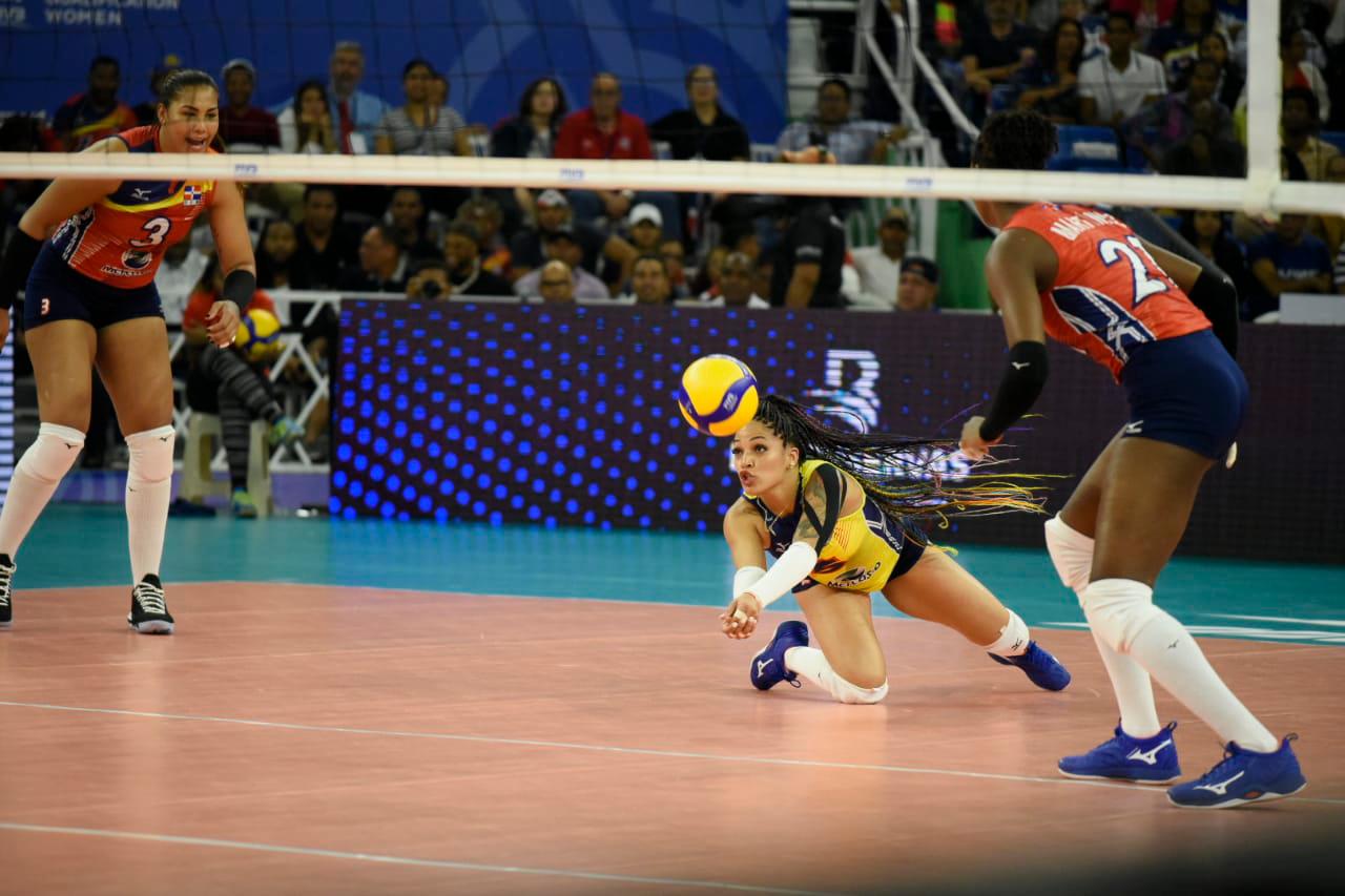Brenda Castillo recoge una pelota durante el intenso partido que marcó el debut criollo en el preolímpico.