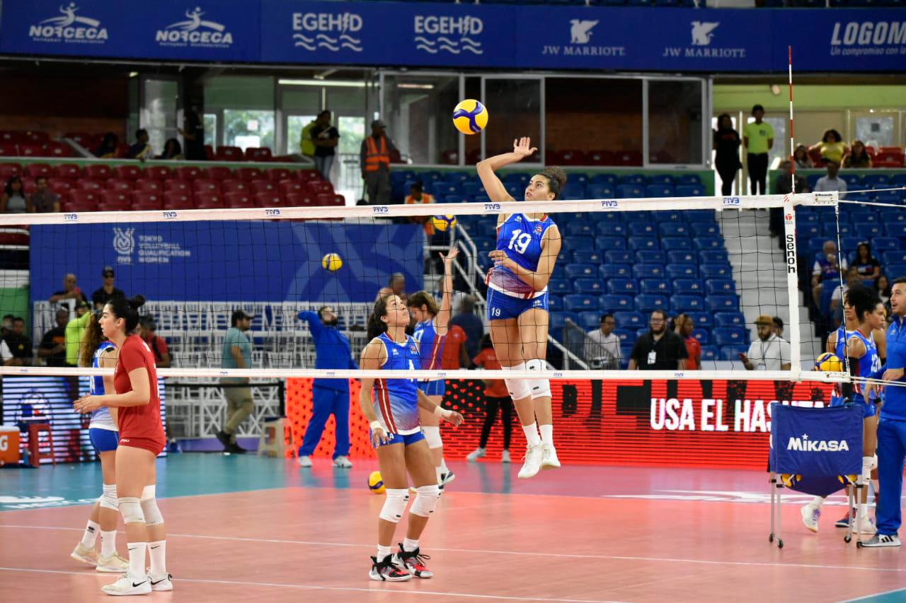Ataque del equipo de Puerto Rico en el torneo clasificatorio de voleibol femenino que se desarrolla en el Palacio de los Deportes Virgilio Travieso Soto del Centro Olímpico Juan Pablo Duarte.