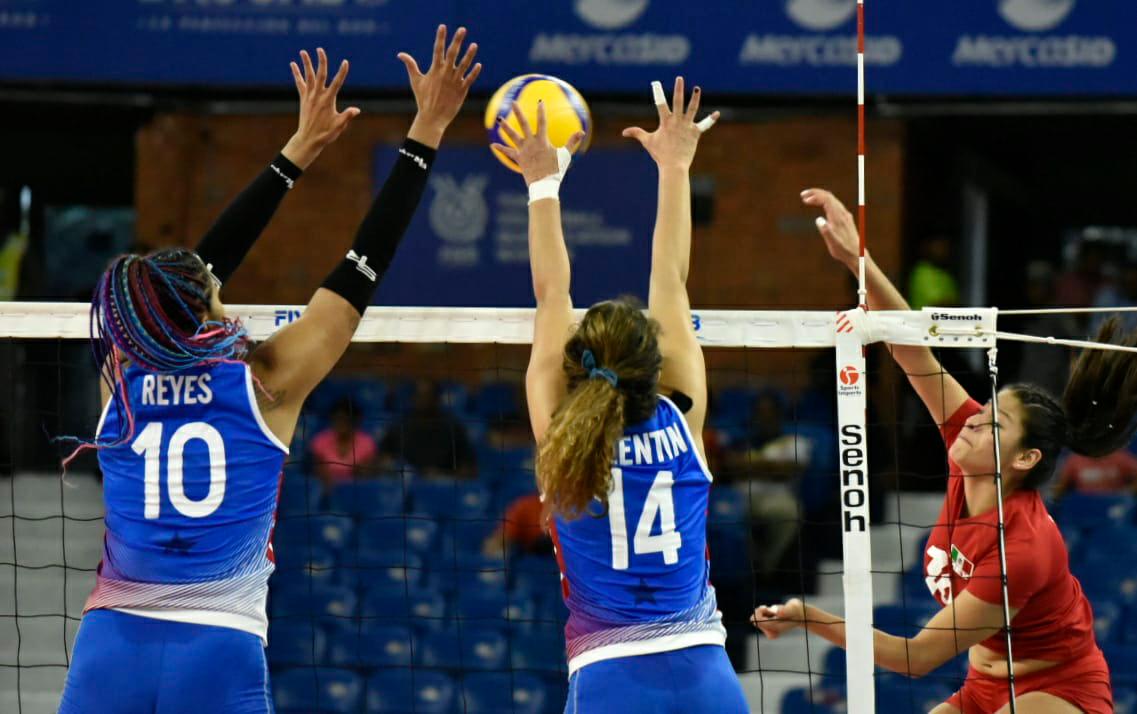 Las mexicanas atacan en el partido que las enfrentó a Puerto Rico en el Palacio de los Deportes Virgilio Travieso Soto de Santo Domingo.