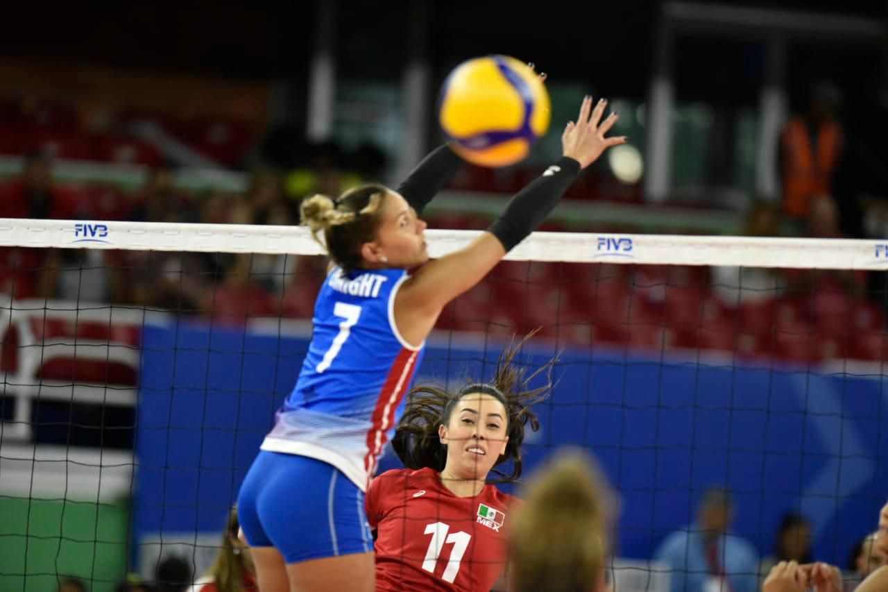Acción en el partido México/Puerto Rico en el campeonato Norcesa de voleibol femenino.