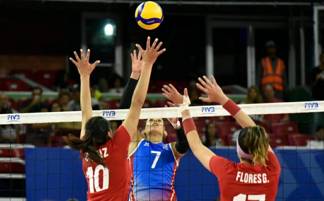 Acción en el partido México/Puerto Rico en el campeonato Norcesa de voleibol femenino.