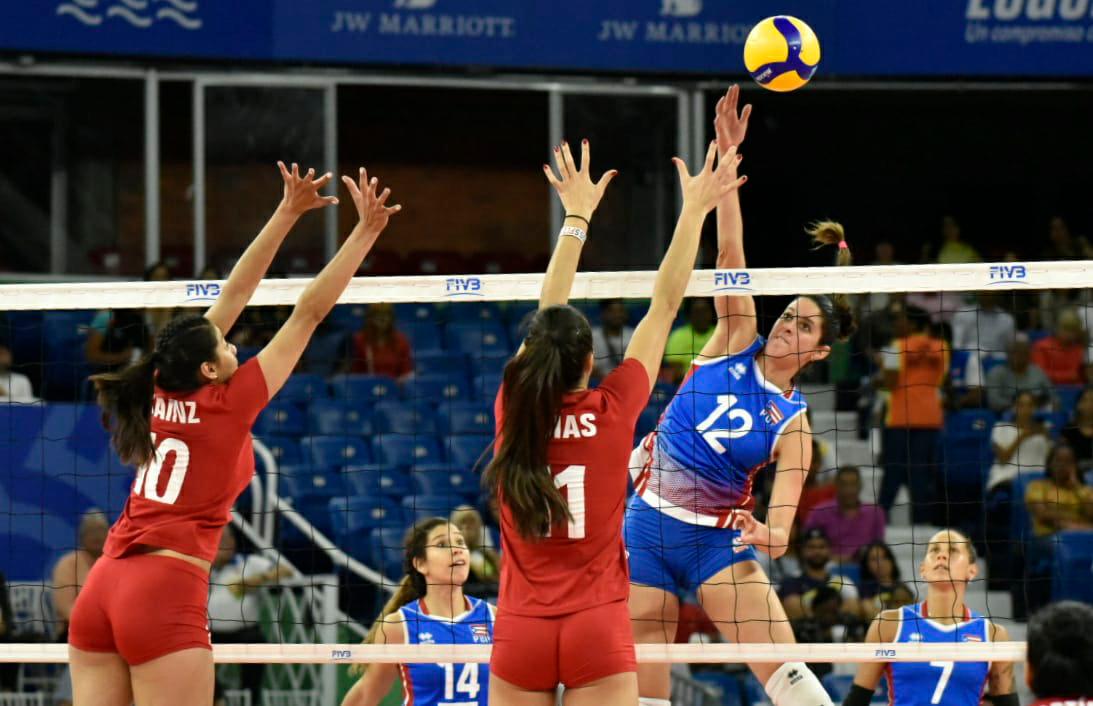 Ataque del equipo de Puerto Rico en el torneo clasificatorio de voleibol femenino que se desarrolla en el Palacio de los Deportes Virgilio Travieso Soto del Centro Olímpico Juan Pablo Duarte.