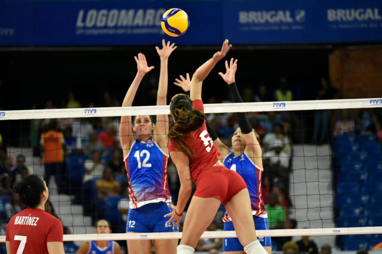 Las mexicanas atacan en el partido que las enfrentó a Puerto Rico en el Palacio de los Deportes Virgilio Travieso Soto de Santo Domingo.