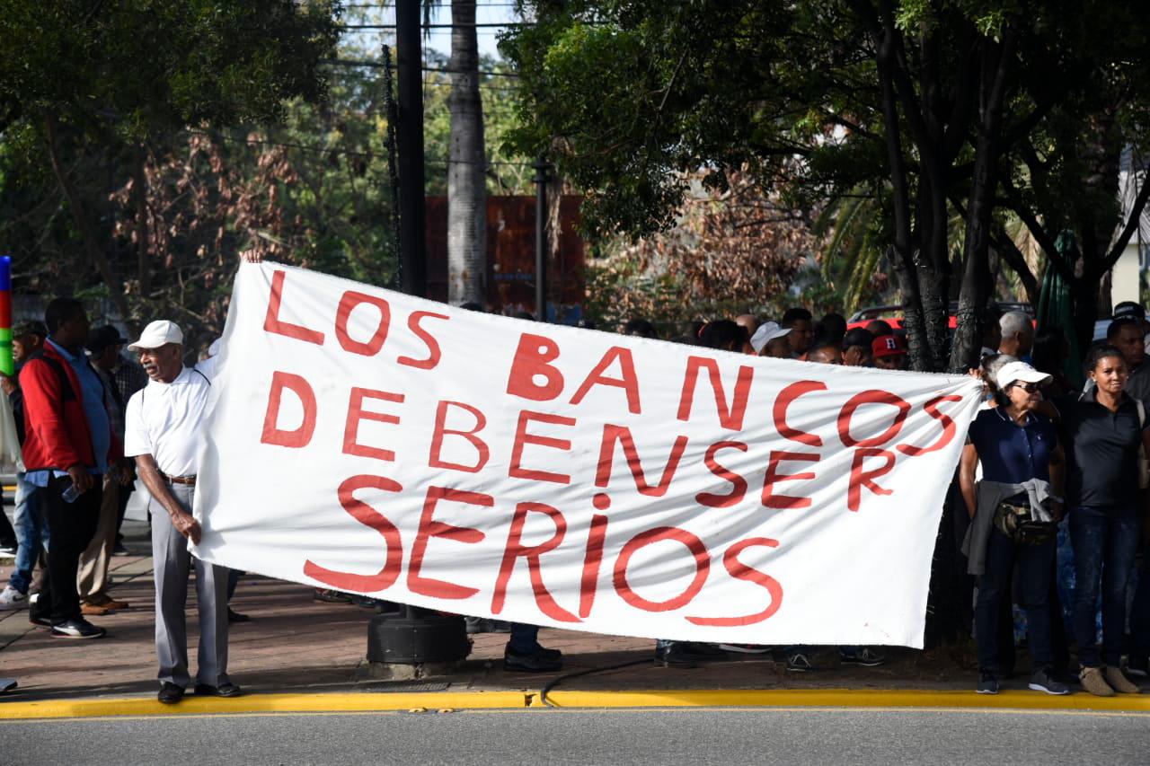 La familia Rosario realizó un piquete frente al Banco de Reservas de la avenida Winston Churchill.
