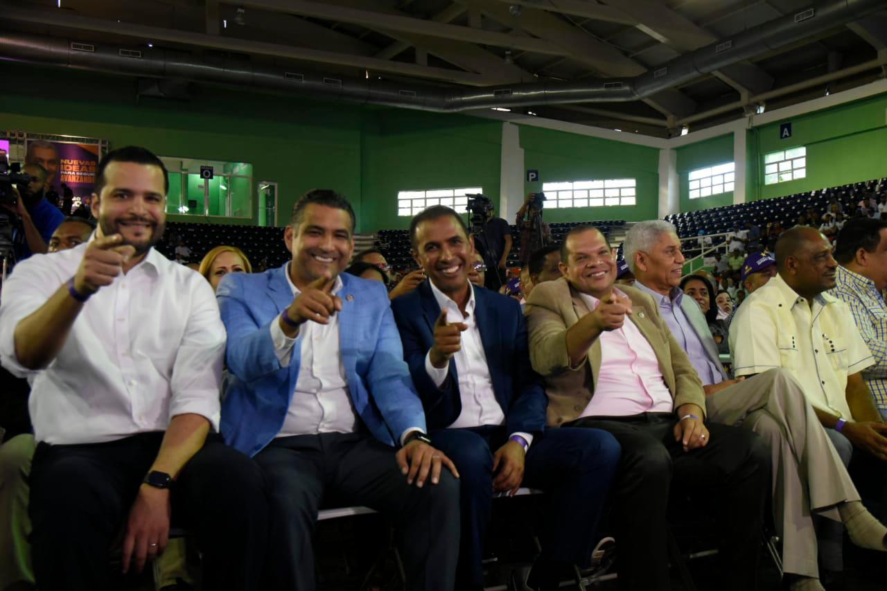 Candidatos a diferentes puestos del PLD en la asamblea.