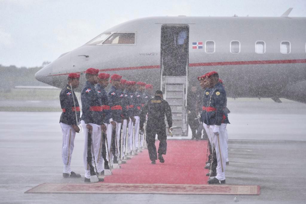La guardia de honor esperó bajo una fuerte lluvia la llegada del presidente.