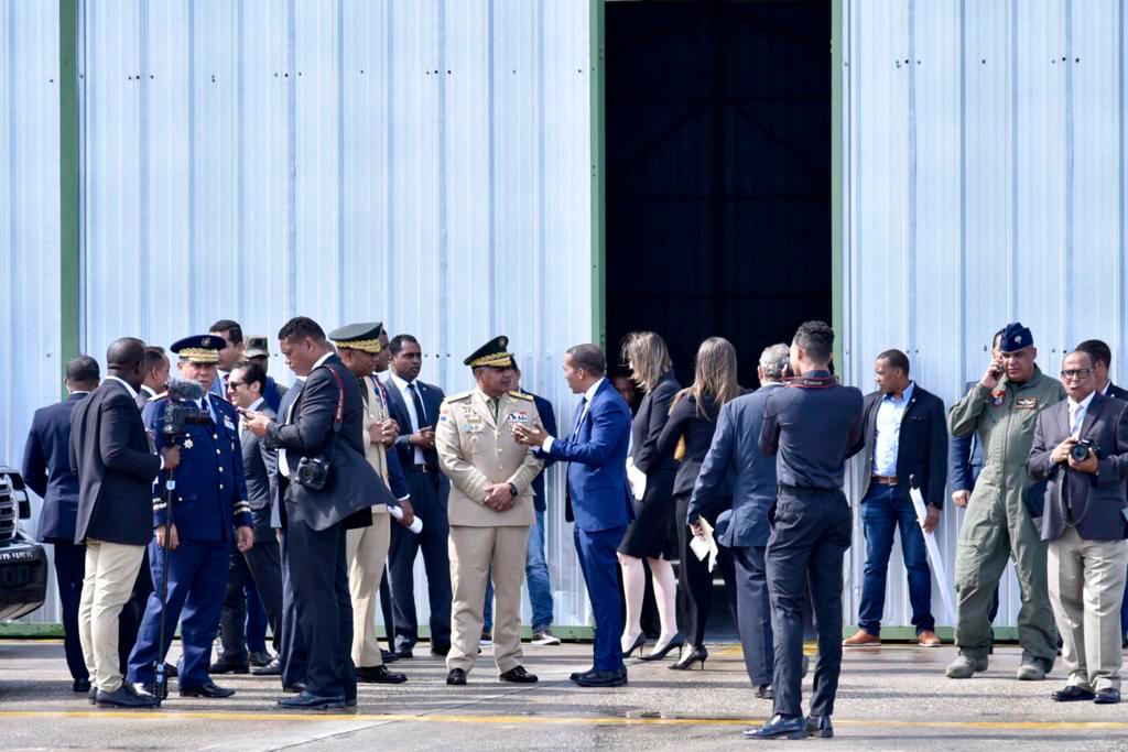 Varios funcionarios acompañaron al presidente Medina.