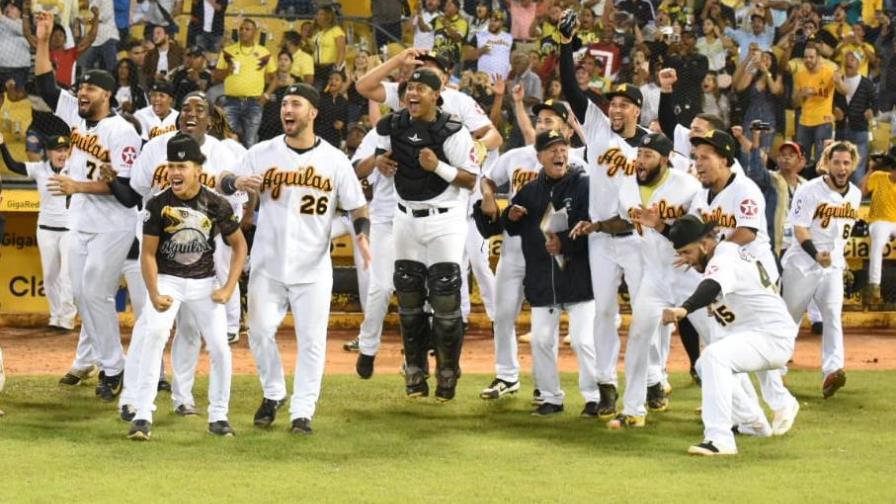 Las Águilas Cibaeñas vencieron a los Tigres del Licey en un juego de desempate en el 2012