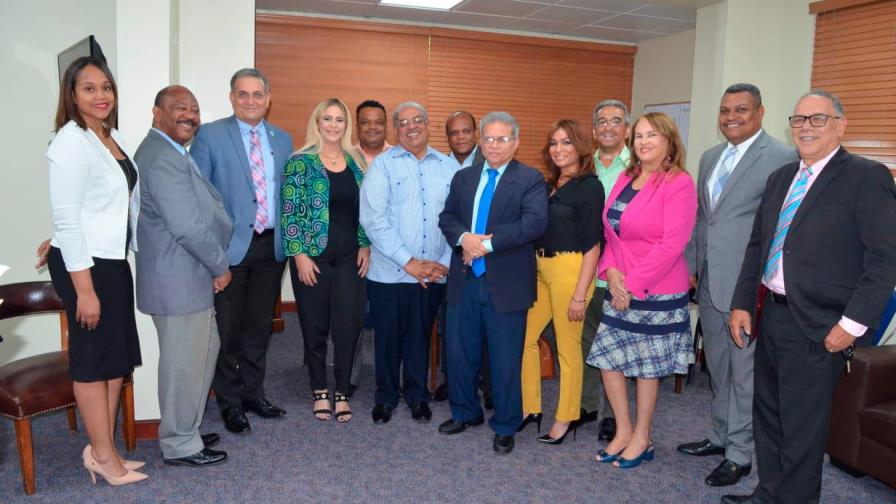 Médicos inician conversaciones con el director del Servicio Nacional de Salud