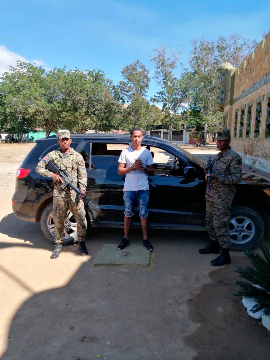 Miembros del Ejército detienen hombre intentaba cruzar un vehículo robado a Haití