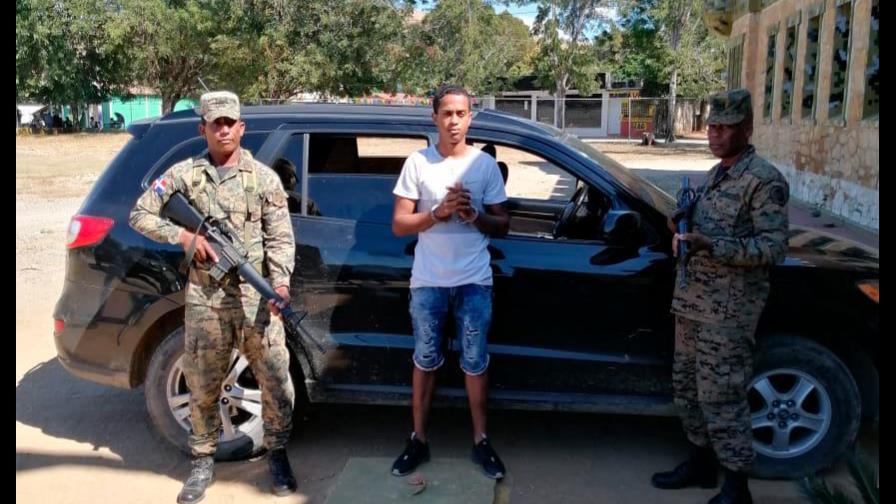 Miembros del Ejército detienen hombre intentaba cruzar un vehículo robado a Haití