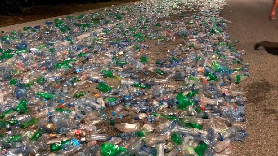 VIDEO | Tramo del Mirador Sur amaneció forrado de botellas plásticas 