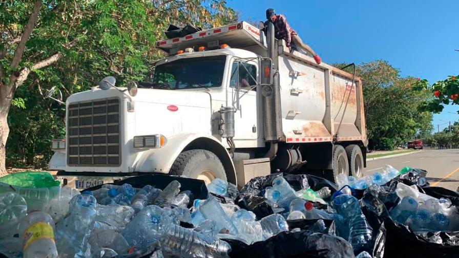 Escándalo: cubrieron “un kilómetro” de la avenida Mirador Sur con botellas plásticas 