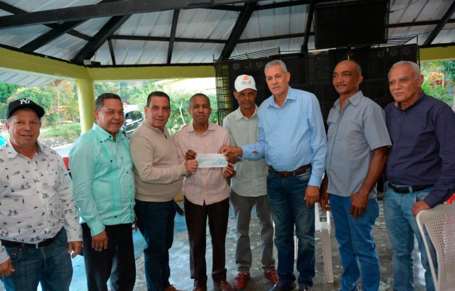 El FEDA entrega 24 millones de pesos  a pescadores y caficultores de Monseñor Nouel y San Cristóbal
