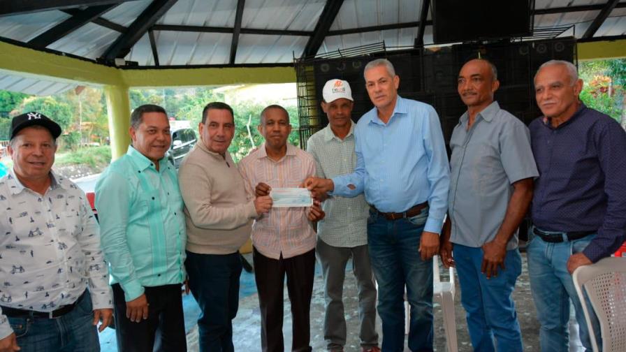 El FEDA entrega 24 millones de pesos  a pescadores y caficultores de Monseñor Nouel y San Cristóbal
