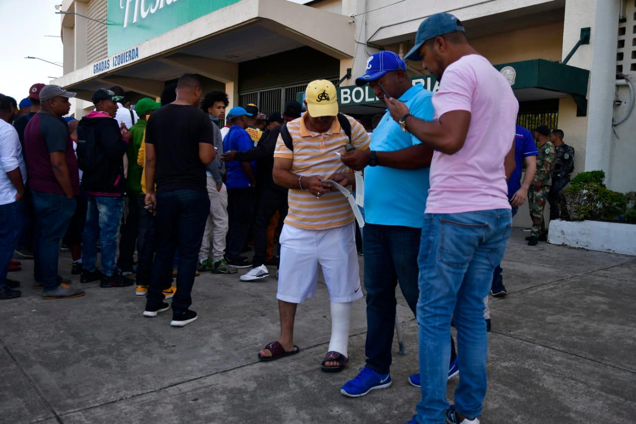 Miles de fanáticos hacen largas filas para adquirir boletas para presenciar el partido entre los Tigres del Licey y las Águilas Cibaeñas, que será esta noche por un boleto para la serie final de la pelota invernal dominicana.