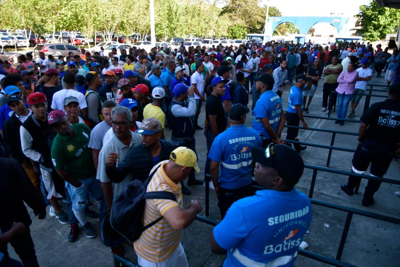 Miles de fanáticos hacen largas filas para adquirir boletas para presenciar el partido entre los Tigres del Licey y las Águilas Cibaeñas, que será esta noche por un boleto para la serie final de la pelota invernal dominicana.
