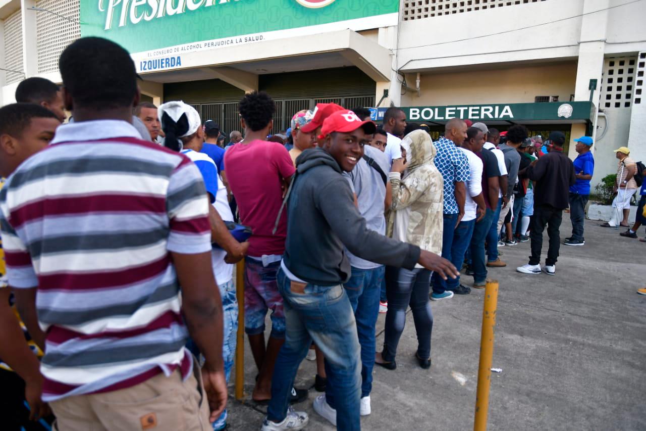Miles de fanáticos hacen largas filas para adquirir boletas para presenciar el partido entre los Tigres del Licey y las Águilas Cibaeñas, que será esta noche por un boleto para la serie final de la pelota invernal dominicana.