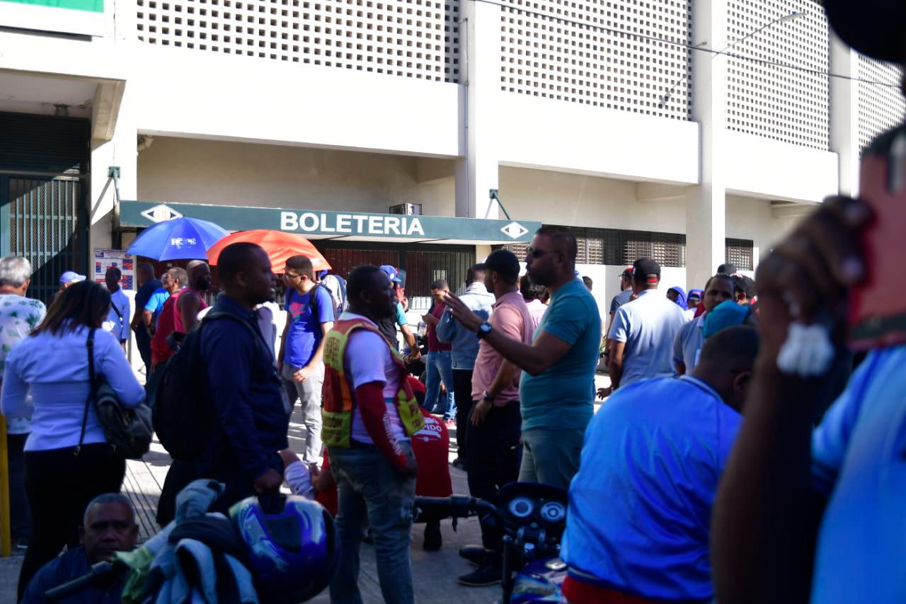 Miles de fanáticos hacen largas filas para adquirir boletas para presenciar el partido entre los Tigres del Licey y las Águilas Cibaeñas, que será esta noche por un boleto para la serie final de la pelota invernal dominicana.