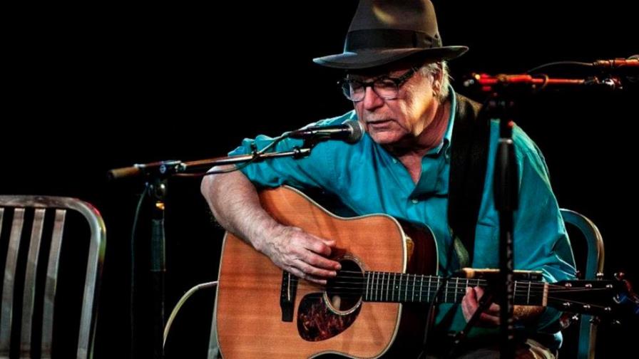Muere sentado en plena presentación el cantautor David Olney