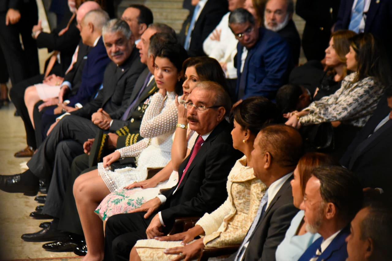 Danilo Medina durante la misa de Nuestra Señora de La Altagracia junto a varios funcionarios del Gobierno.