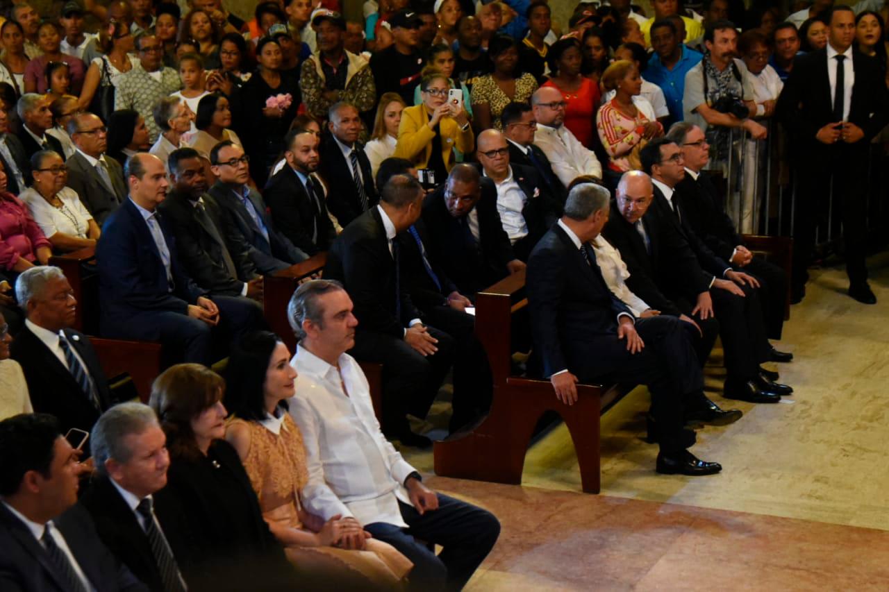 Para la celebración del día de la protectora del pueblo dominicano también acudió a la misa el candidato a la presidencia por el Partido Revolucionario Moderno (PRM), Luis Abinader.