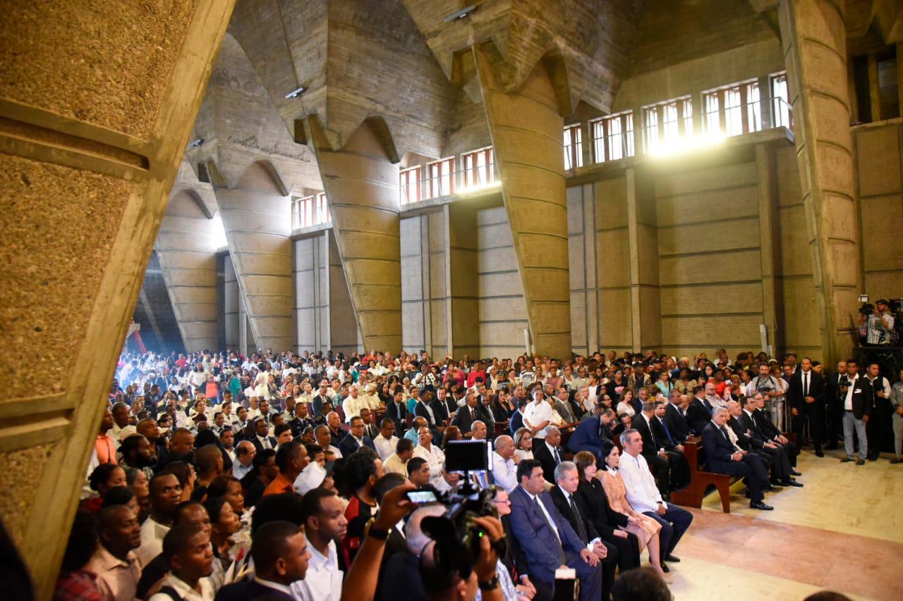 La Basílica estuvo repleta de devotos a la virgen de La Altagracia.
