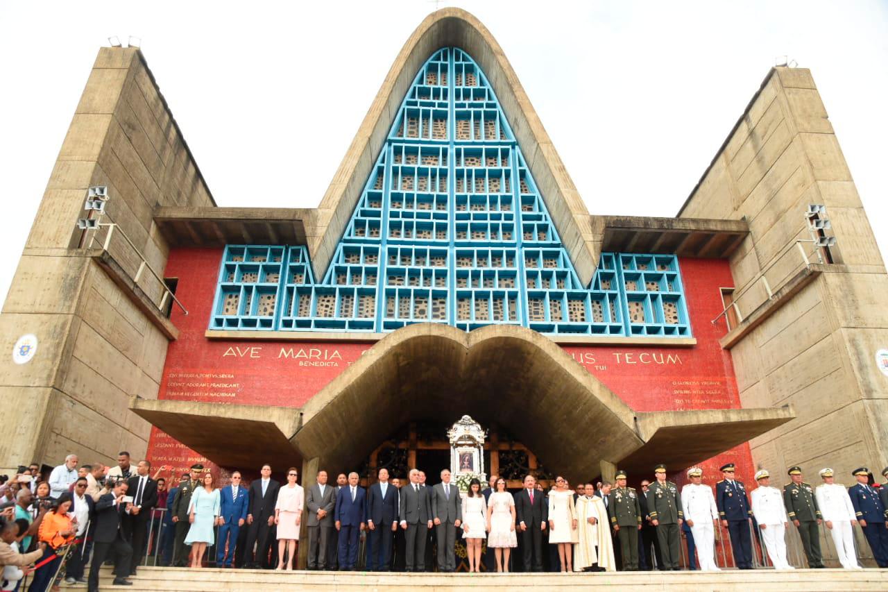 Al presidente Danilo Medina se le rindieron los honores  minutos antes de iniciar la misa. 