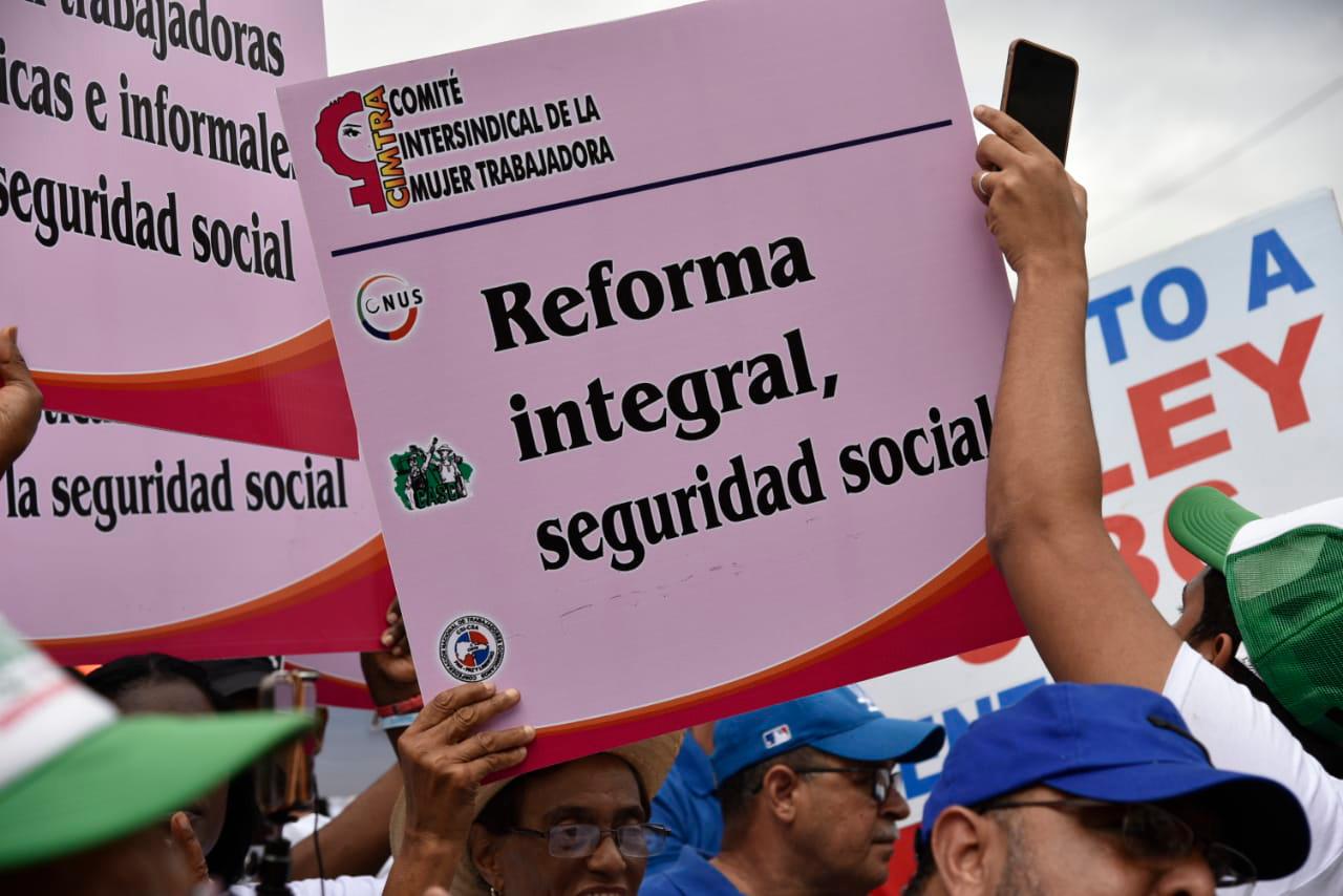 Vista de la manifestación que trabajadores realizaron la mañana de este jueves frente al Congreso Nacional. 