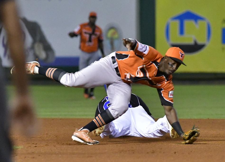 Acción en el partido de anoche en que los Tigres del Licey vencieron a los Toros del Este en la pelota invernal dominicana, en el Estadio Quisqueya-Juan Marichal. (DL/Félix León)