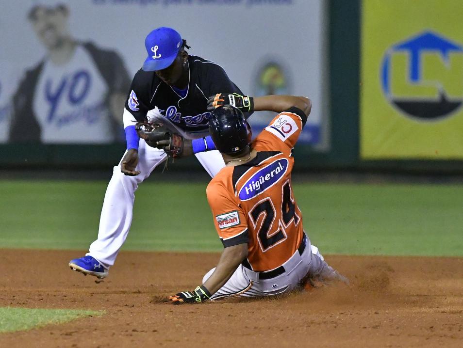 Acción en el partido de anoche en que los Tigres del Licey vencieron a los Toros del Este en la pelota invernal dominicana, en el Estadio Quisqueya-Juan Marichal. (DL/Félix León)
