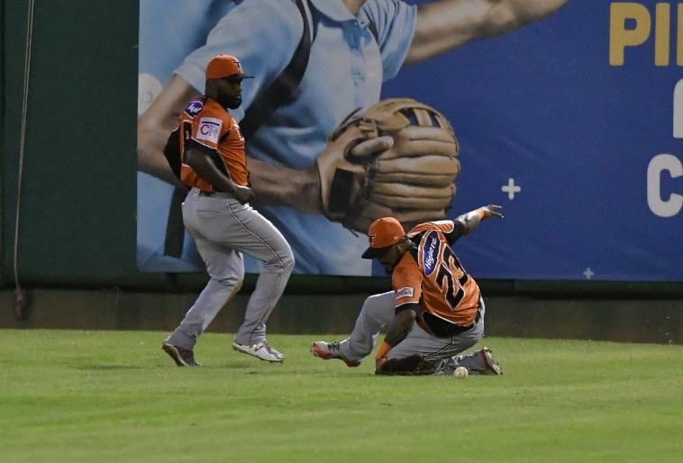 Acción en el partido de anoche en que los Tigres del Licey vencieron a los Toros del Este en la pelota invernal dominicana, en el Estadio Quisqueya-Juan Marichal. (DL/Félix León)
