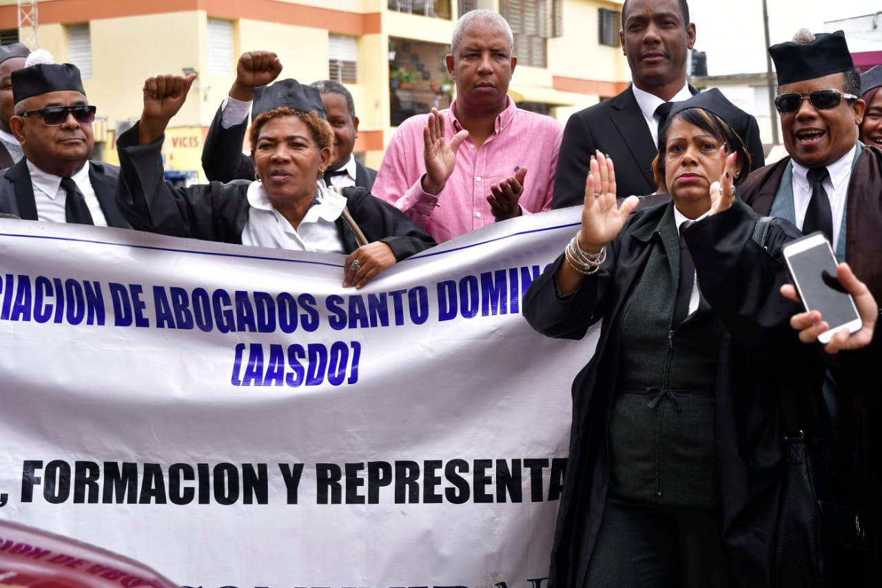 Los abogados advirtieron que seguirán haciendo manifestaciones para evitar el traslado.
