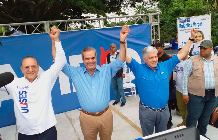 Luis Abinader encabeza caravana de apoyo a candidatos municipales en Santiago
