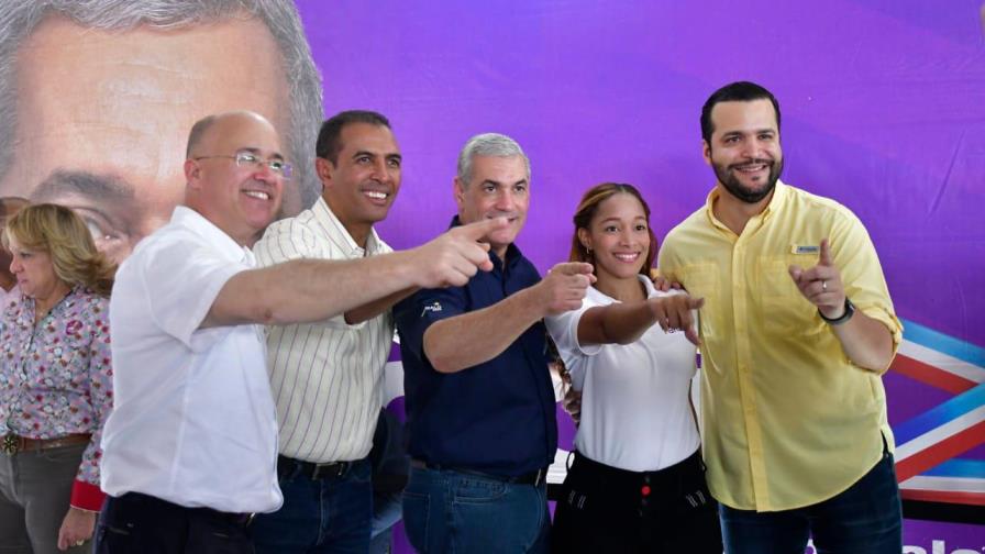 Gonzalo vista barrios de la capital y llama a apoyar a candidatos municipales 