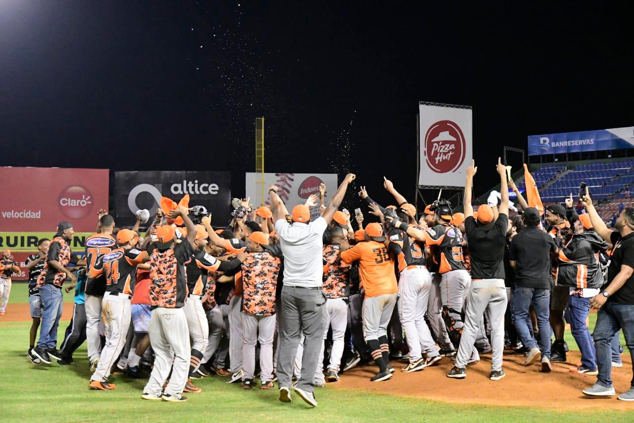 Los Toros del Este son los nuevos campeones de la pelota invernal dominicana. Representarán el país en la Serie del Caribe que será a partir del 1 de febrero en Puerto Rico.