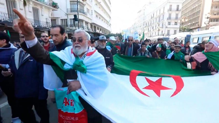 Las protestas populares masivas cumplen 50 semanas consecutivas en Argelia